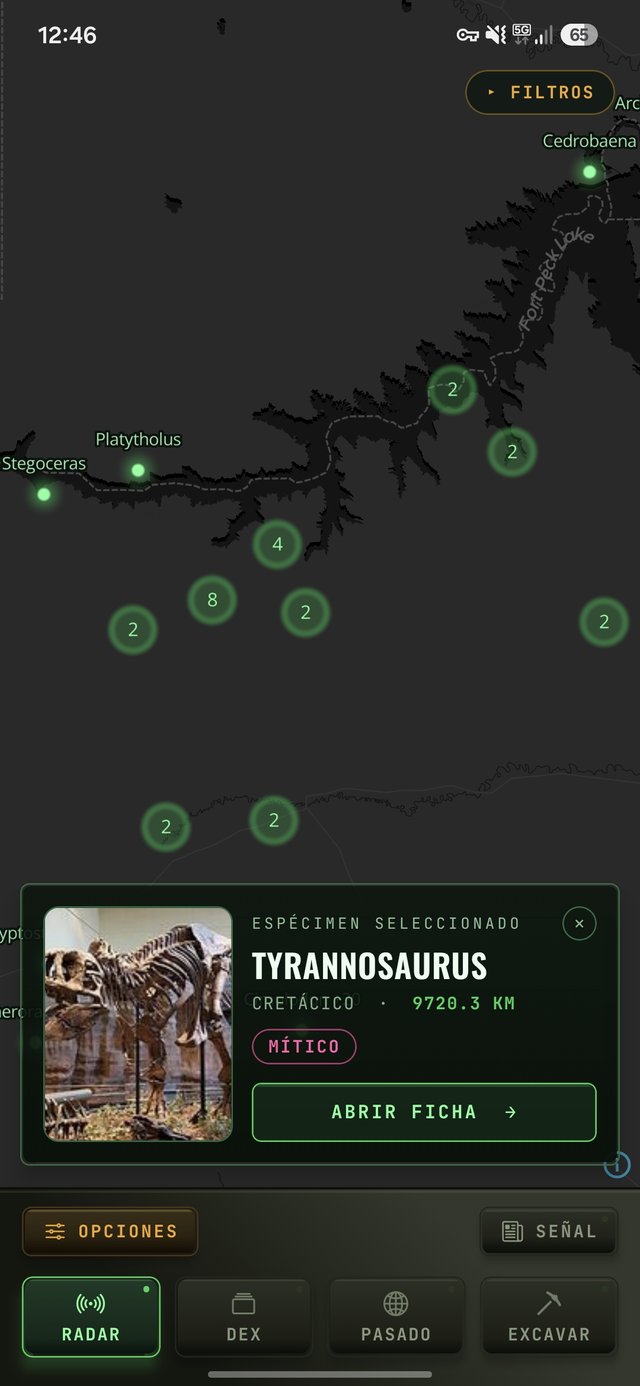 Pantalla de Radar de PaleoDex: un mapa GPS en vivo con una ficha de espécimen seleccionado para un Tyrannosaurus, de rareza MÍTICO, con la distancia en kilómetros.
